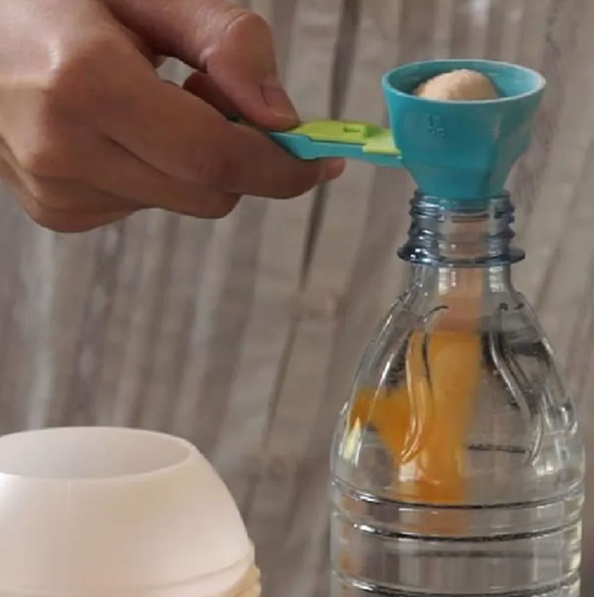 Mess-Free Measuring Spoon